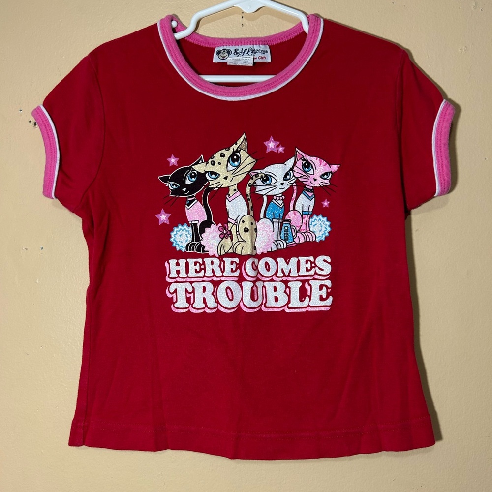 Y2K Self Esteem Glitter Cat Graphic “Here Comes Trouble” Ringer T-Shirt Kids Sm
